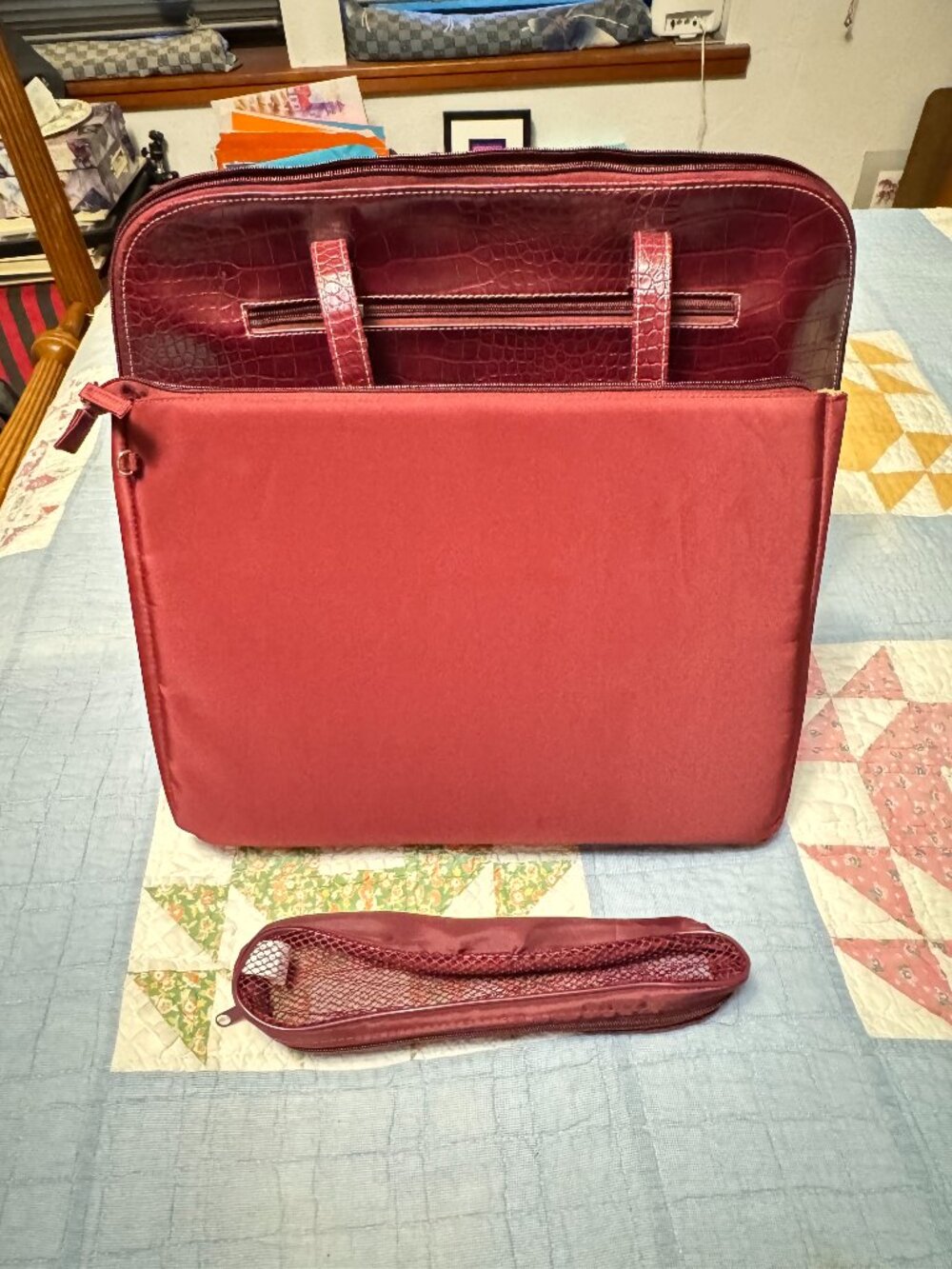 CaseLogic Faux Aligator Burgundy Laptop Tote - Picture 4 of 5